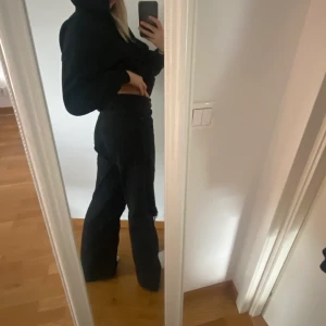 svarta jeans - jeans i en urtvättad svart färg med hål på knäna från zara, aldrig använda i. i storlek 38 och passar mig i längden som är 175. köparen står för frakten 🖤