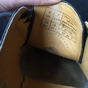 Dr.martens  - Låga svarta dr. Marten. Har använt en sommar men hela och fina:) 