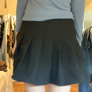 Svart pleated skirt - Svart pleated kjol med insydda security shorts och dragkedja på sidan. Den e high waisted. Söt🖤☺️