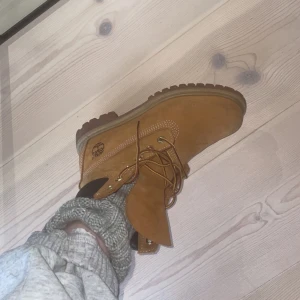 Timberlands storlek 36 - Använda Max 5 gånger. Schyssta vinterskor, går att stylea riktigt snyggt. Älskar dom men säljer dom endast då dom är för stora för mig. Pris kan självklart diskuteras.