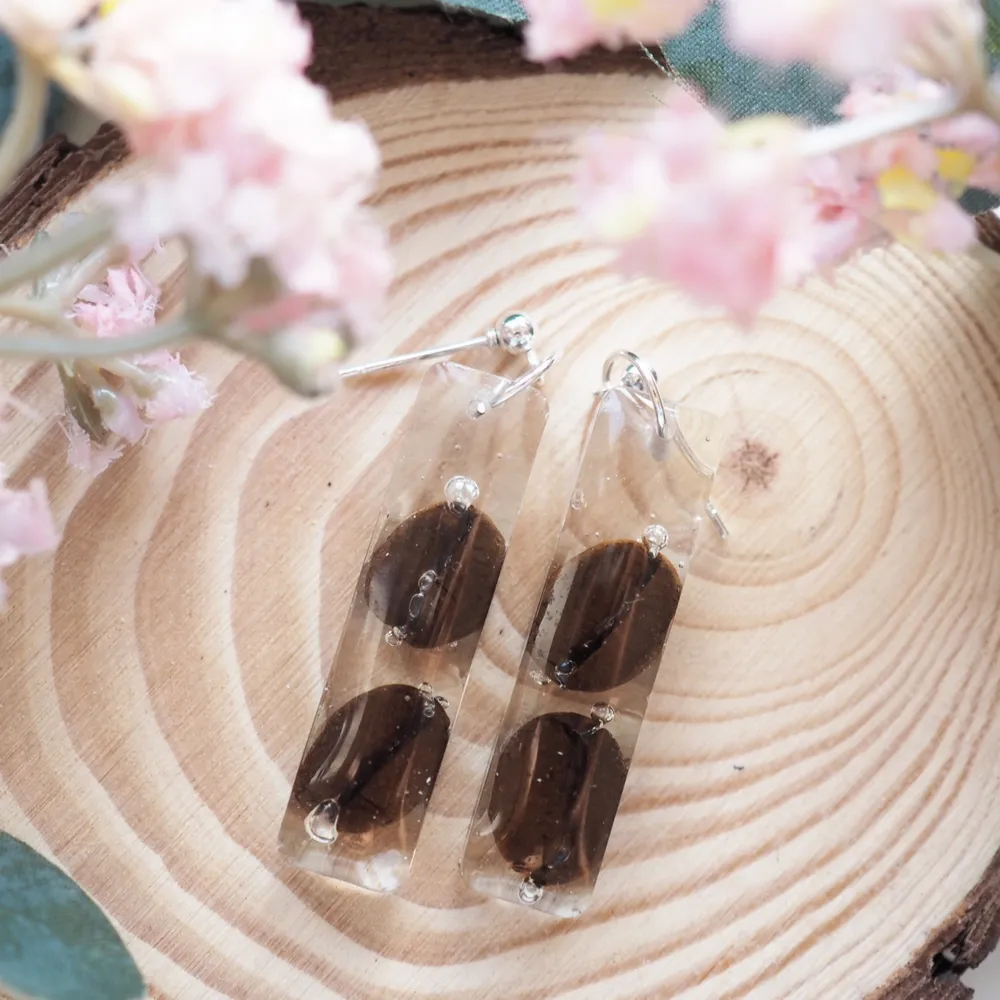 Coffee bean embed in resin earrings,  super cute, will bring up your day :). . Accessoarer.