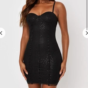 Festklänning från missguided strl 36 - Säljer denna fina festklänning som tyvärr är för liten för mig. Endast använd en gång 💖 Köparen står för frakt