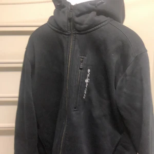 Sailracing Zip Hoodie, Svart, M - En svart zip Hoodie från Sail Racing i storlek M, pris kan förhandlas