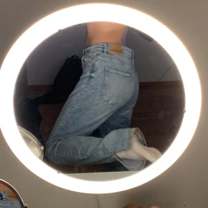 Fina jeans - Så fina och sköna jeans men dom har blivit förstora för mig, kan skicka fler bilder privat om så önskas. Från bershka, använda ca 5 gånger. Frakt ingår i priset, spårbart.