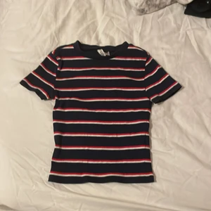 Hm randig  - Det är en ribad T-shirt som är blå röd och vit använt en gång 💕👹