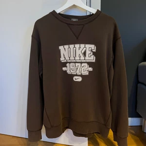 Nike jersey  - Intressekoll på min Vintage Nike overzised jersey i storlek L, sitter snyggt overzised på mig som är 1,72 och har S. 