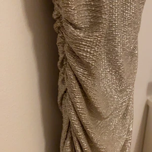 Klänning - Säljer en jätte fin klänning som aldrig kom till användning. Köparen står för frakt. 