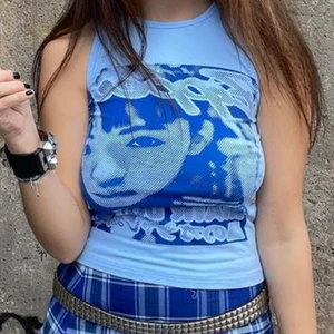 trendig y2k topp - helt fläckfri & sparsamt använd. 💌 står storlek M på lappen men de är stretchigt material så passar flera storlekar (S, M och L). modellen på bilden har storlek M. möts upp i stockholm eller fraktar 🖤