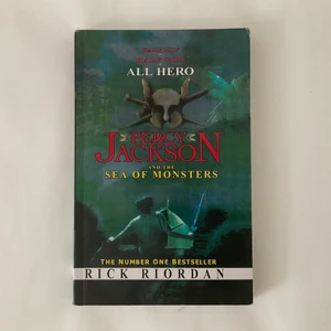 BOK Percy Jackson Rick Riordan Engelska - Bok på engelska. En jätterolig och spännande bästsäljare. ✨ nyskick ✨ Bra present. Ställ gärna frågor eller för fler bilder! 