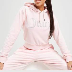 Juciy couture hoodie i en fin ljusrosa färg!! Endast använd fåtal gånger och är i ett nytt fint skick!! , köpt från JD sports💓💓 strl S💓💓 250kr eller bud!!