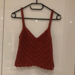 Orange/röd stickad topp - Stickad orange/röd/rostfärgad topp från Stradivarius