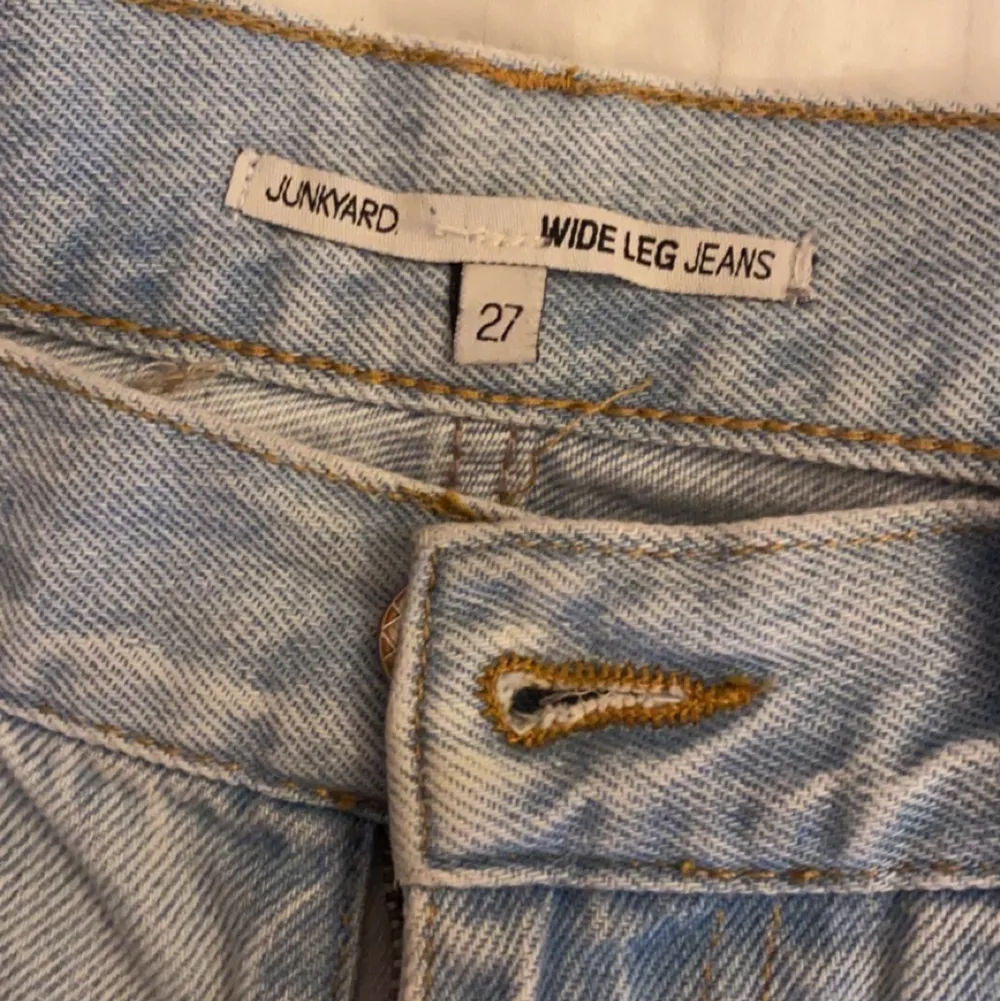Jättefina jeans som tyvärr inte kommer till användning😌 . Jeans & Byxor.