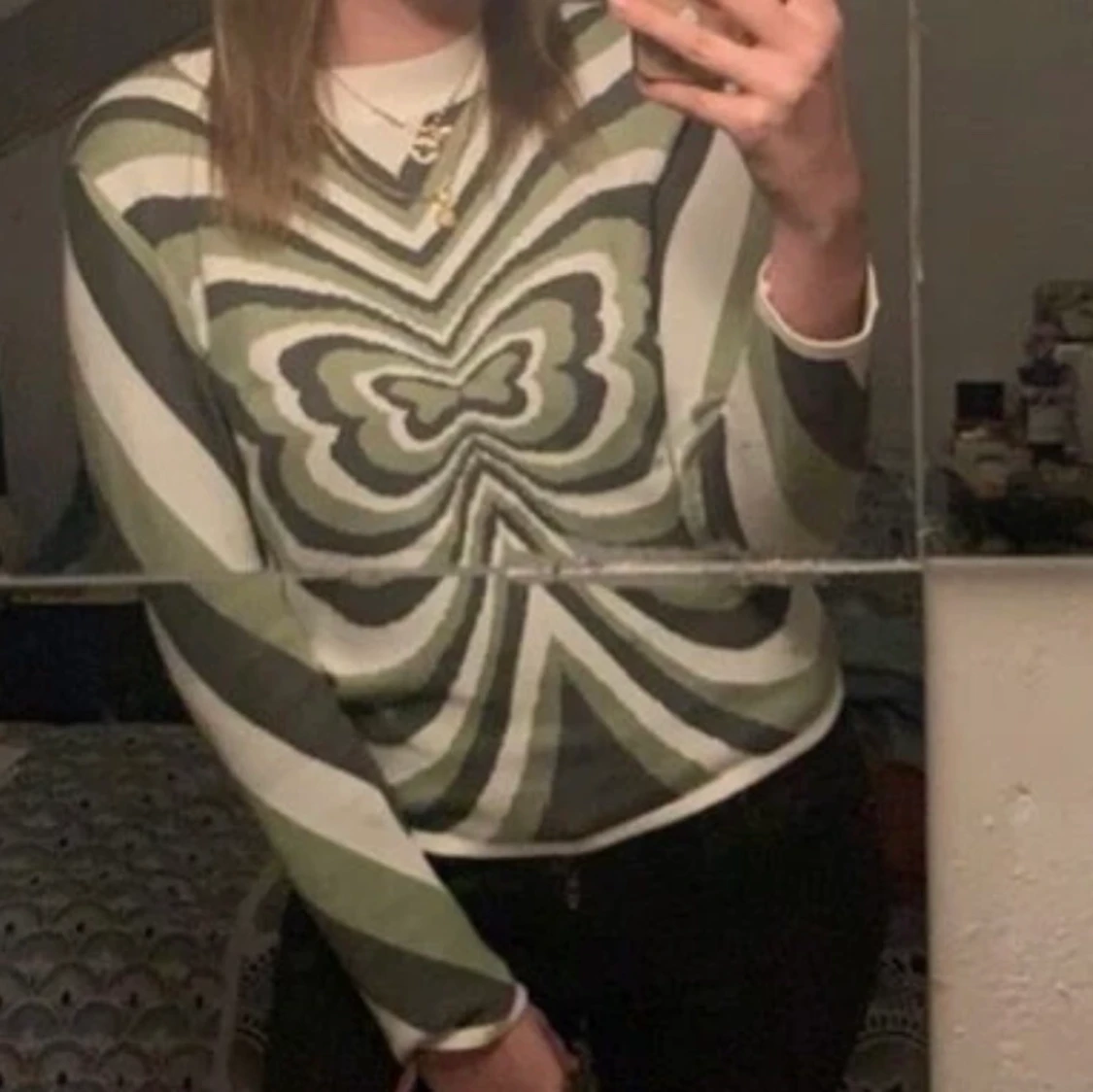 Tjocktröja med fjäril