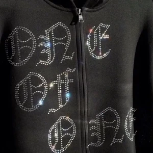 Rhinestone zip up hoodie - Rhinestone zip up hoodie. Hej! Här är ett exempel på vad jag kan tillverka, jag har ett företag för kläder och väskor.Jag kan tillverka Hoodies och sweatshirt med valfri rhinestone tryck, det kan ta någon dag extra för rhinestones. Hoodie är liten i storlek. Betalningen sker efter att du har fått bild på produkten, min kontakt info och post bevis