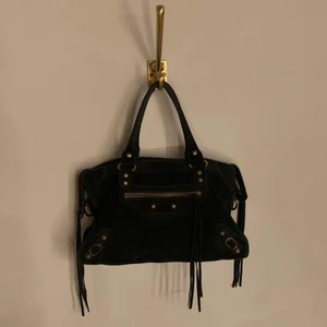 Väska - Balenciaga liknande väska i mocka.