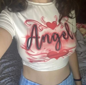 angel crop-top - använt 1 gång! tvättas innan man får den, står att den är i L men passar mig som har S-M. frakt tillkommer :)