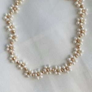 Armband  - Egengjort blomarmband! Vitt och guldigt!✨🤍 45kr/st! (bilden är från en kund)