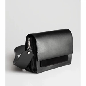 Väska &otherstories - Väska från &otherstories letar ny ägare! Använd, men är i fint skick. Har också två extra axelband jag köpte på Carin Wester som ingår. Köpte för 1750 kr och säljer för 700 kr. Kan skicka och då betalar köparen frakten.