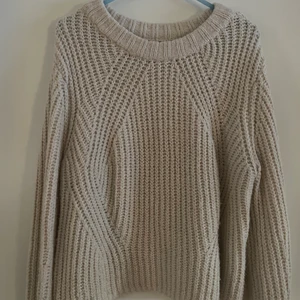 Stickad tröja - En fin stickad tröja från only, köpt från jeansbolaget. Storlek S! Den är vit, men inte kritvit💖 superskön och den sticks inte alls! Säljs bara pågrund av att jag tröttnat lite på den. Den är i fint skick!