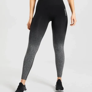 Gymstark adapt tights M - Supersnygga tights från gymshark, sitter supersnyggt, och sitter fast! (glider inte ner) 😅 Storlek M men passar även S, endast använda ett fåtal gånger.