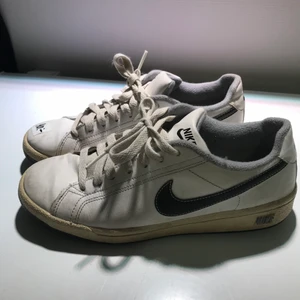 Nike skor  - Vita Nike skor. Snören och kardborreband. Passar både till killar och tjejer. Frakt tillkommer. 