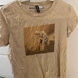 Ariana grande tröja - En T-shirt från hm ur ariana grandes collab med hm. Aldrig använt då den inte passar mig. Storlek xs. Frakt ingår ej! 66kr för spårbar frakt, annars 45kr.