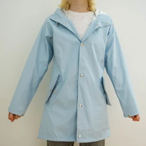Drömmig regnjacka i ljusblått!🐬 - Köpt på second hand i höstas men inte använts pga lite för liten. Så synd för den är så fin!! 