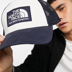 North face - Säljer denna slutsålda keps eftersom den inte kommer till användning, endast använd en gång. Köparen står för frakten💙💙