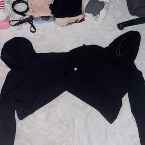 Croppade hoodies - Höger är såld!! Säljer den ena då jag inte använder den längre o den andra för att den va förstor. 100kr st eller båda för 150kr