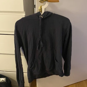 Hoodie från hm - Oversized Mörkblå/ svart Hoodie från hm. Aldrig använd. Storlek xs. 