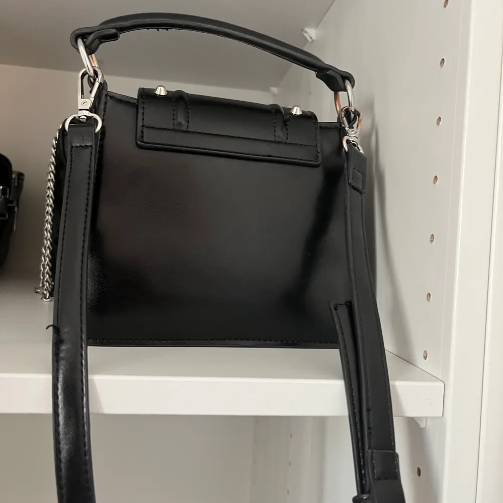 Säjer denna coola väska från Zara! Snygg och smidig som går att använda som handväska men går även att ha som crossoverbag. Fint skick med ett innerfack, säljs för 250 kr (diskuterbart)🤍 Kan mötas upp i Stockholmsområdet, annars frakta (kund står för frakt). Väskor.