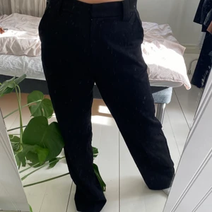 Kostymbyxor  - OTROLIGT snygga kostymbyxor! 🖤 I ribbat material och storlek 38. Passar bra i längden för mig som är 164 cm men funkar även för kortare/längre. Är i bra sick och knappt använda!