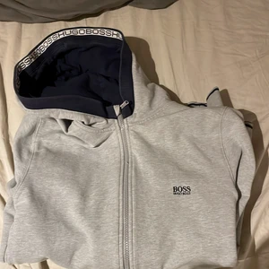 Hugo boss hoodie - Hoddie från Hugo boss. Bra skick och andvänd ett fåtal ggr.