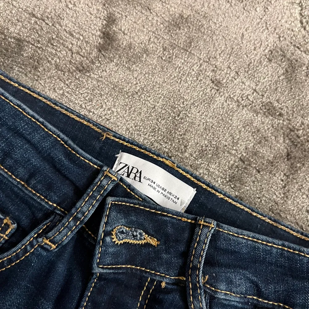 Zara skinny jeans i storlek 34! Oanvända Max 3 gånger. Jeans & Byxor.