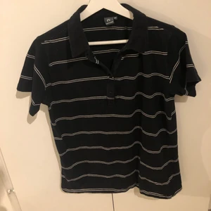 Randig tröja  - Randig tröja köpt på secondhand! Inte kommit till användning och säljs därför. 