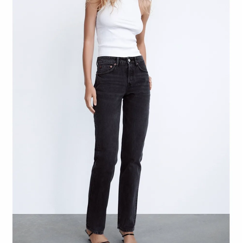 Jeans från zara , modellen  Mid Rise straight. Knappt använda så inge defekter. Säljer pga valde fel storlek.. Jeans & Byxor.