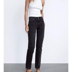 Jeans från zara , modellen  Mid Rise straight. Knappt använda så inge defekter. Säljer pga valde fel storlek.