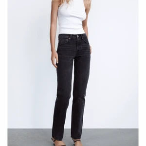 Zara jeans  - Jeans från zara , modellen  Mid Rise straight. Knappt använda så inge defekter. Säljer pga valde fel storlek.