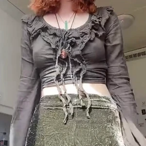 Cool blus ish - Jättecool blus/långärmad vet inte riktigt. Assnygg, har knutit den där bak då den är lite stor på mig, skriv för fler bilder. Säljer pga att den ej kommer till användning :) står xs på lappen men den passar S och liten M