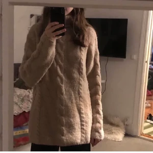 Beige stickad tröja - Använd endast en gång. I ny skick. Säljer för 150kr Frakt: 99kr Storlek: S  Vid frågor är det bara att skicka ett meddelande✨