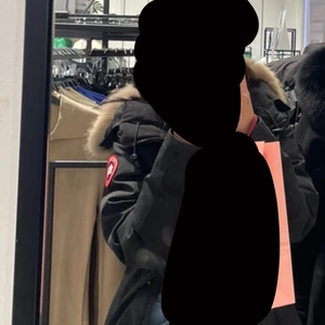 Intressekoll Canada goose - Säljer min canada goose jacka i modellen victoria parka, köpte den av en tjej på plick för några månader sen och hon visade kvitto osv på att den var äkta så den är äkta, säljer pga att det är lite stor för mig och vill ha mer tajtare jacka. Priset går absolut att diskutera