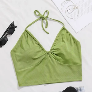 Topp - Säljer denna topp jag köpt från SHEIN. Har aldrig fått användning för den efter som jag personligen tycker att jag inte passade i färgen..😢 Frakten ingår i priset!!✨✨