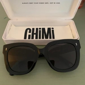 CHIMI 008 BERRY BLACK  - Populära Chimi 008 Berry Black. Använda vid ett tillfälle och då uppkom litet skrap på bågens insida (se bild 3). Nypris 999 kronor. Pris 500 kronor, tillkommer porto 66 kronor. 