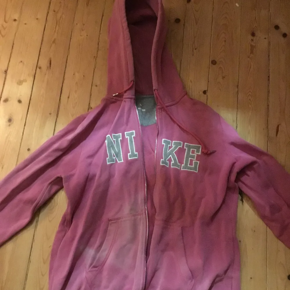 Vintage Nike hoodie, rosa men solblekt. liten i storleken . Hoodies.