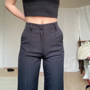 Raka kostymbyxor från madlady!  - Dom populära raka kostymbyxorna från madlady! Jättesnygga men för stora för mig:( storlek 36, längd 30. Jag är 162 cm lång, frakt tillkommer✨