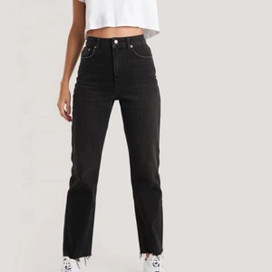 Jeans  - Säljer mina jeans från Nakd i storlek 34 då dom inte passar längre. Köpte dom för 519 men säljer för 180kr. Dom är i fint skick och är bara använda ett fåtal gånger. Köparen står för frakten!