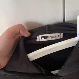 Croptop Hoodie  - Ett Nice plagg att möjligen ut och springa i, väldigt luftigt material! Den är i strlk S och ser väldigt bra ut på! Jag har använt dem som högst 3 ggr och det är inte ett dugg märkbart! 