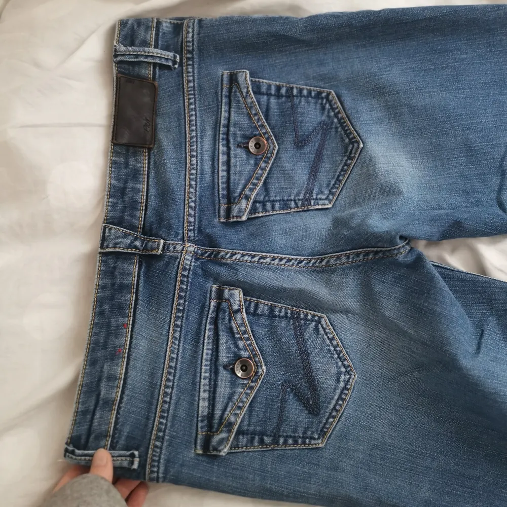 Coola esprit jeans! Köpte dessa snygga esprit jeans för ett tag sen men använder dem sällan så nu säljer jag.  De är vida och lågmidjade med coola fickor som jag älskar. Skriv om ni har frågor eller vill ha mer bilder☺️. Jeans & Byxor.
