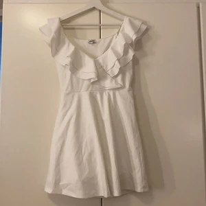 Studentklänning  - Säljer min fina studentklänning från bubbelroom som jag inte kommer använda mer. Har sytt extra tyg under så det inte syns igenom. Använd bara 1 gång.