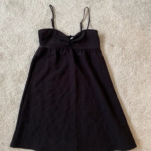 Klänning h&m - Säljer denna fina oanvända klänning från h&m för att den är för liten för mig😢🖤 Storlek 32! •Köparen står för frakt och betalning sker via swish•